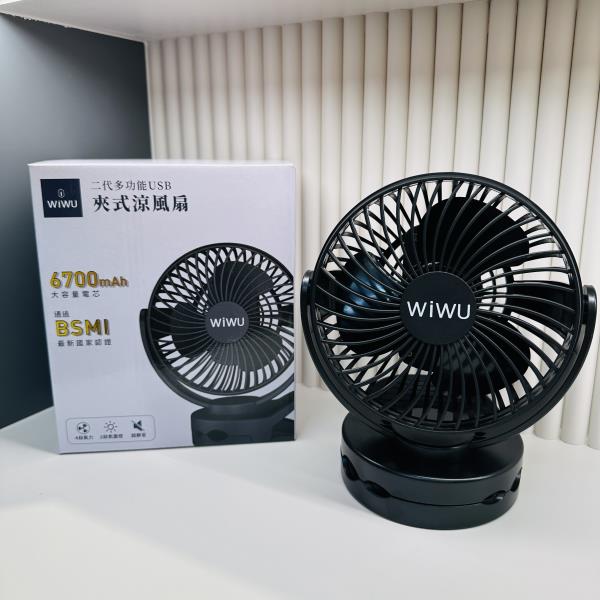 電風扇 夾式電風扇 電風扇推薦 手持電風扇 涼風扇 吊掛電風扇 隨行扇 風扇 墨墨 潞潞 墨寶貝 潞寶貝 寶寶 母嬰 親子 育兒 育兒日常 全職媽媽 親子旅遊 親子飯店 小代言人