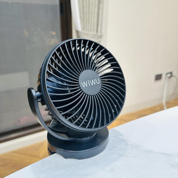 電風扇 夾式電風扇 電風扇推薦 手持電風扇 涼風扇 吊掛電風扇 隨行扇 風扇 墨墨 潞潞 墨寶貝 潞寶貝 寶寶 母嬰 親子 育兒 育兒日常 全職媽媽 親子旅遊 親子飯店 小代言人