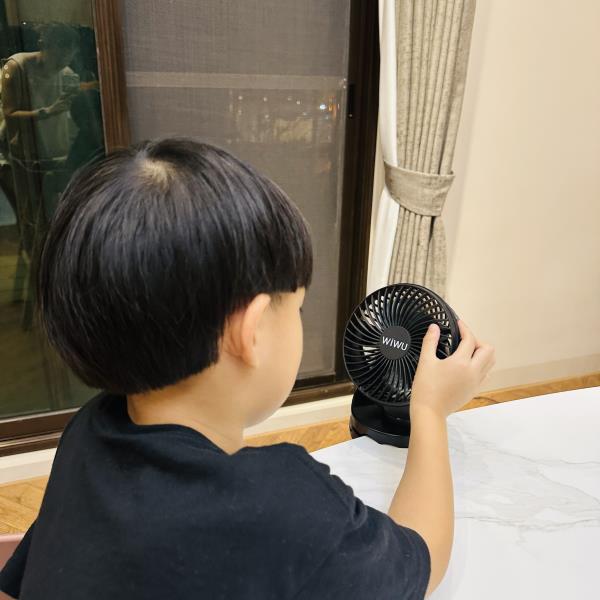 電風扇 夾式電風扇 電風扇推薦 手持電風扇 涼風扇 吊掛電風扇 隨行扇 風扇 墨墨 潞潞 墨寶貝 潞寶貝 寶寶 母嬰 親子 育兒 育兒日常 全職媽媽 親子旅遊 親子飯店 小代言人