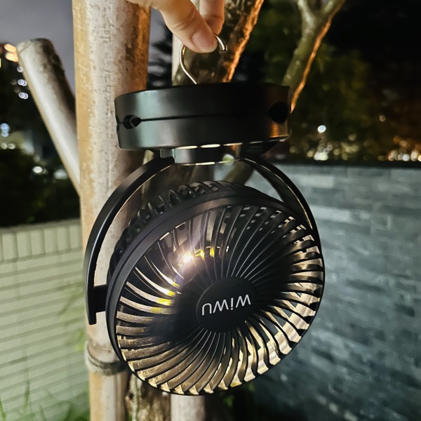 電風扇 夾式電風扇 電風扇推薦 手持電風扇 涼風扇 吊掛電風扇 隨行扇 風扇 墨墨 潞潞 墨寶貝 潞寶貝 寶寶 母嬰 親子 育兒 育兒日常 全職媽媽 親子旅遊 親子飯店 小代言人