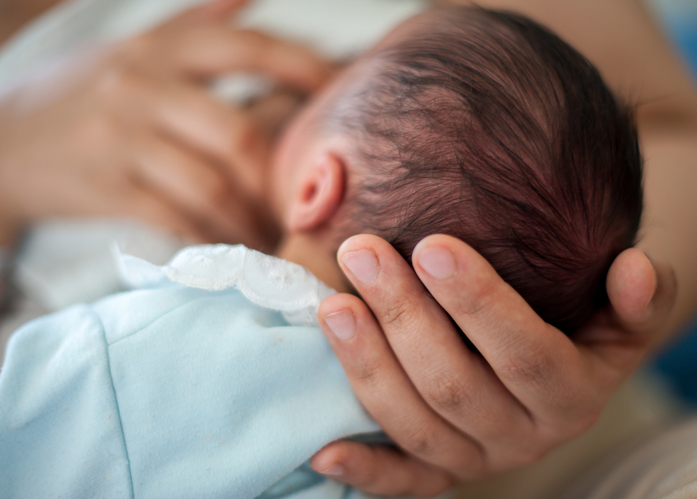 新生兒奶量喝多少？初生嬰兒奶量表參考！